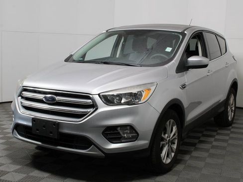 Used 2017 Ford Escape SE image 3