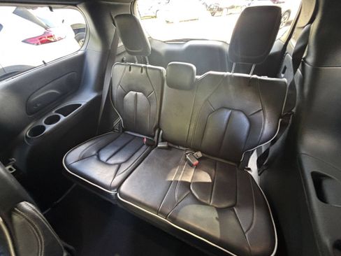 Used 2025 Chrysler Pacifica Limited FWD image 32