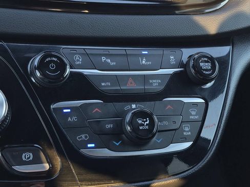 Used 2025 Chrysler Pacifica Select FWD image 30