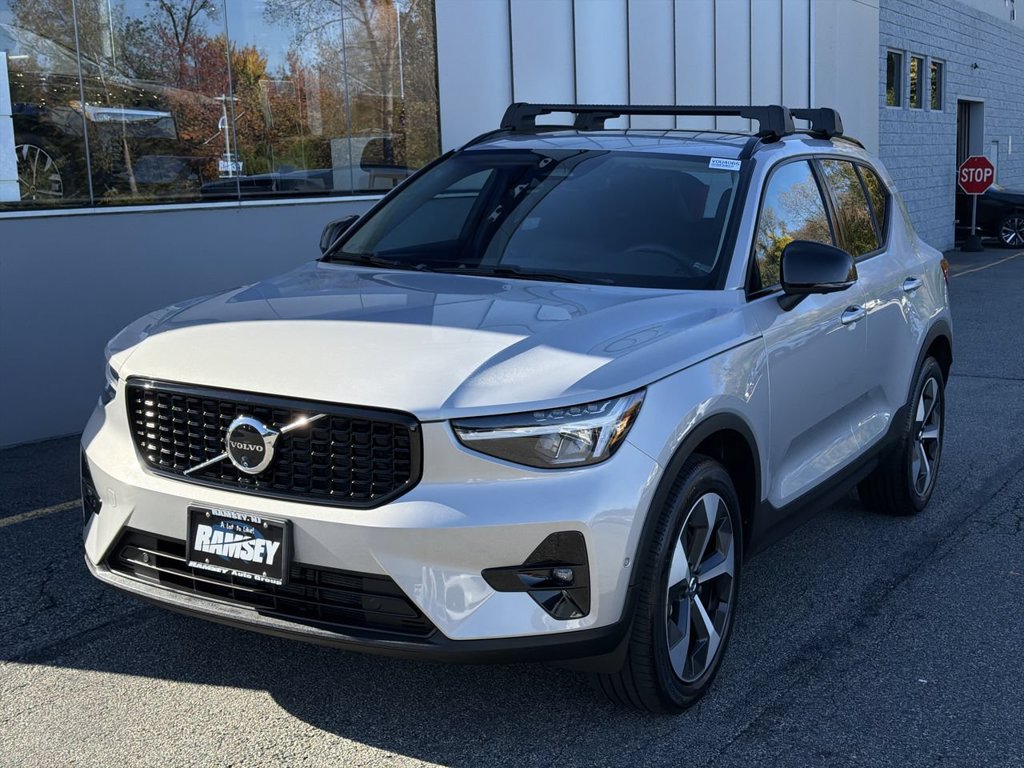 Certified 2025 Volvo XC40 B5 Plus w/ Climate Package AWD/4WD image 1