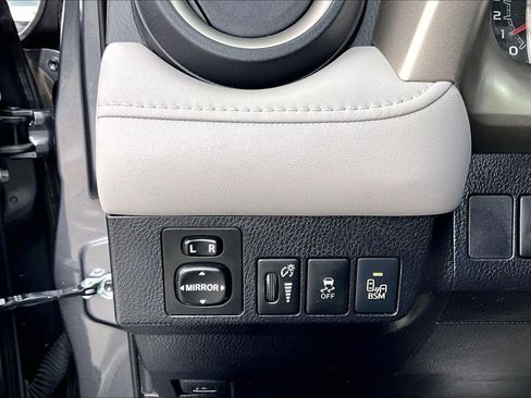 Used 2014 Toyota RAV4 Limited w/ Technology Package FWD image 36