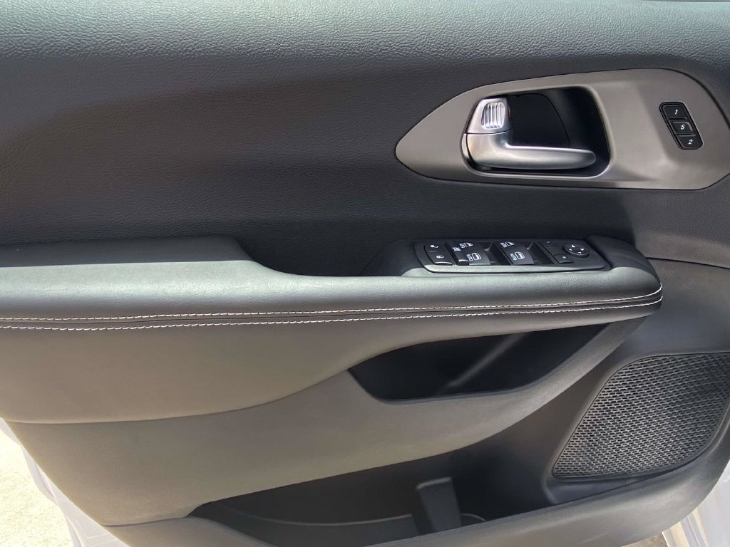 New 2027 Chrysler Pacifica Select FWD image 13