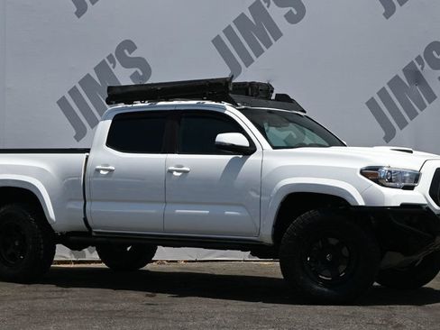 Used 2020 Toyota Tacoma TRD Sport w/ Technology Package AWD/4WD image 3