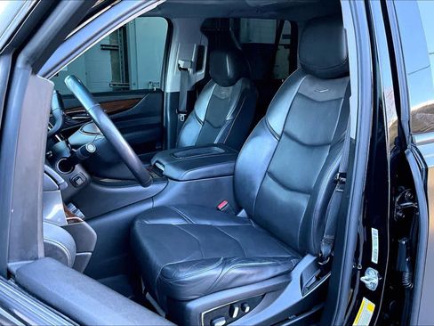 Used 2020 Cadillac Escalade Luxury image 7
