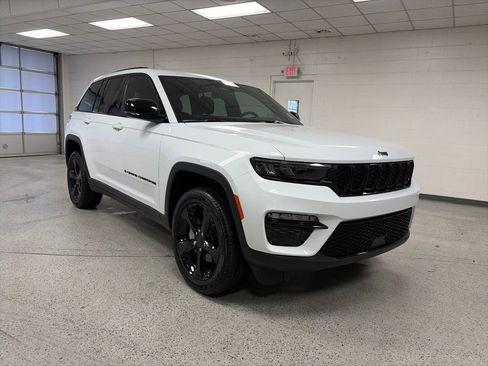 Used 2025 Jeep Grand Cherokee Limited w/ Black Appearance Package AWD/4WD image 24