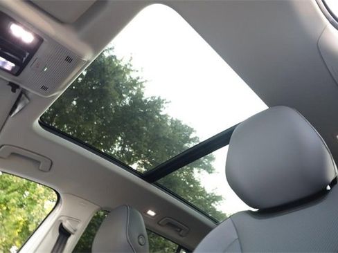 New 2025 Volkswagen Tiguan SE image 9