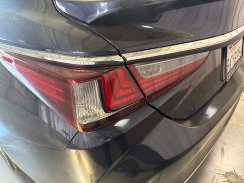 Used 2020 Lexus ES 300h w/ Premium Package FWD image 12