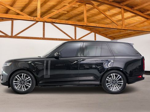 Used 2023 Land Rover Range Rover SE image 2