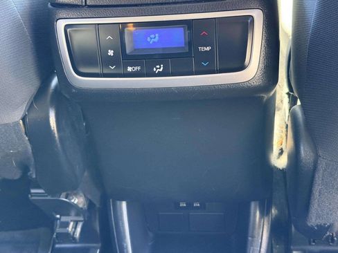Used 2019 Toyota Highlander LE AWD/4WD image 32