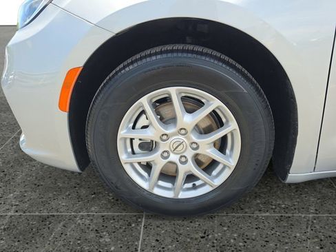 Used 2024 Chrysler Pacifica Touring-L FWD image 16