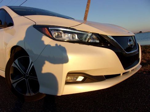 Used 2020 Nissan Leaf SV w/ SV Technology Package image 12