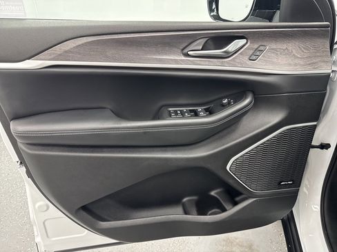 Used 2023 Jeep Grand Cherokee 4WD 4xe image 6