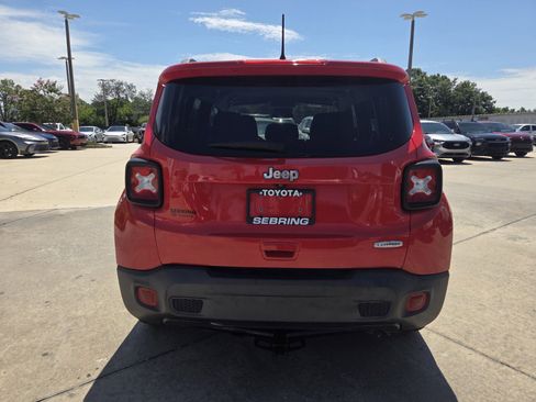 Used 2019 Jeep Renegade Latitude FWD image 8