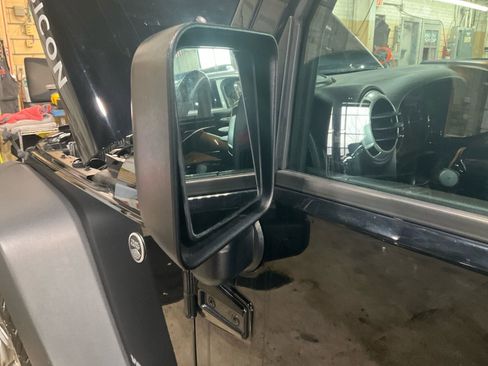 Used 2017 Jeep Wrangler Unlimited Rubicon w/ Cold Weather Group image 30