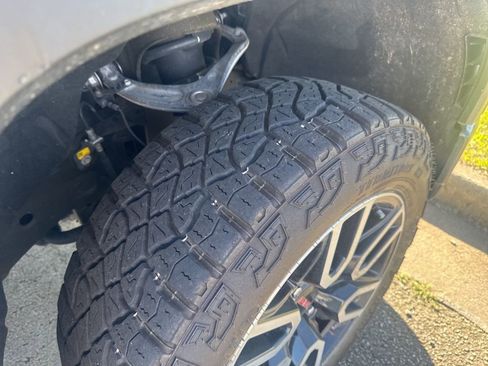 Used 2024 GMC Sierra 1500 AT4 w/ Technology Package image 6