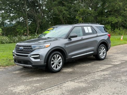 Used 2023 Ford Explorer XLT w/ Equipment Group 202A AWD/4WD image 3