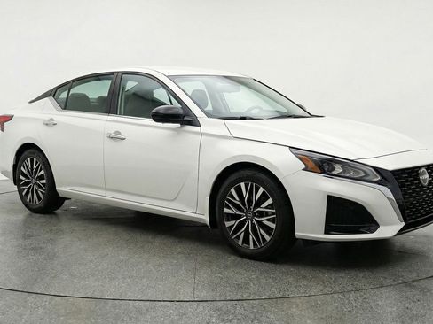 Used 2025 Nissan Altima 2.5 SV image 1