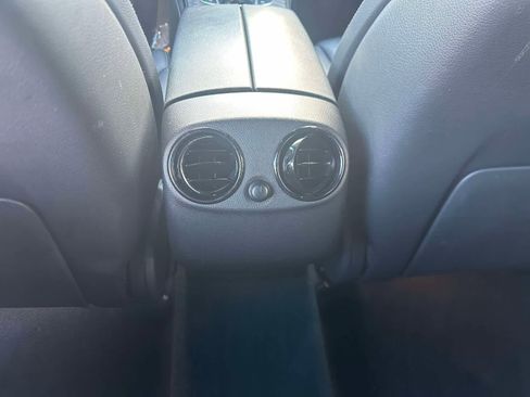 Used 2019 Mercedes-Benz GLC 300 4MATIC image 17