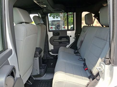 Used 2007 Jeep Wrangler Unlimited Sahara w/ Dual Top Group AWD/4WD image 10