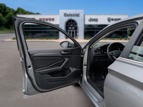 Used 2022 Volkswagen Jetta SE w/ Panoramic Sunroof Package FWD image 12
