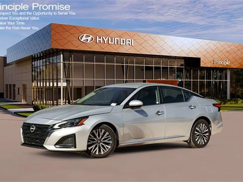 Used 2023 Nissan Altima 2.5 SV image 1