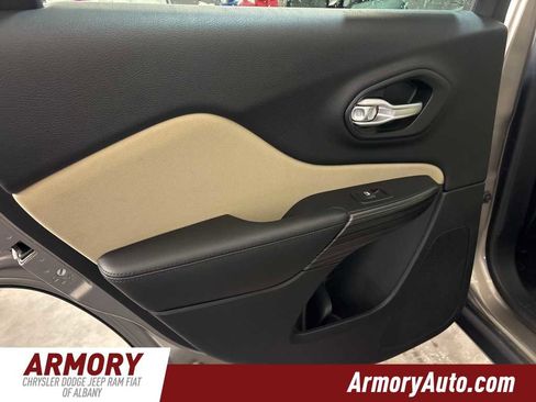 Used 2016 Jeep Cherokee Latitude w/ Comfort/Convenience Group image 27