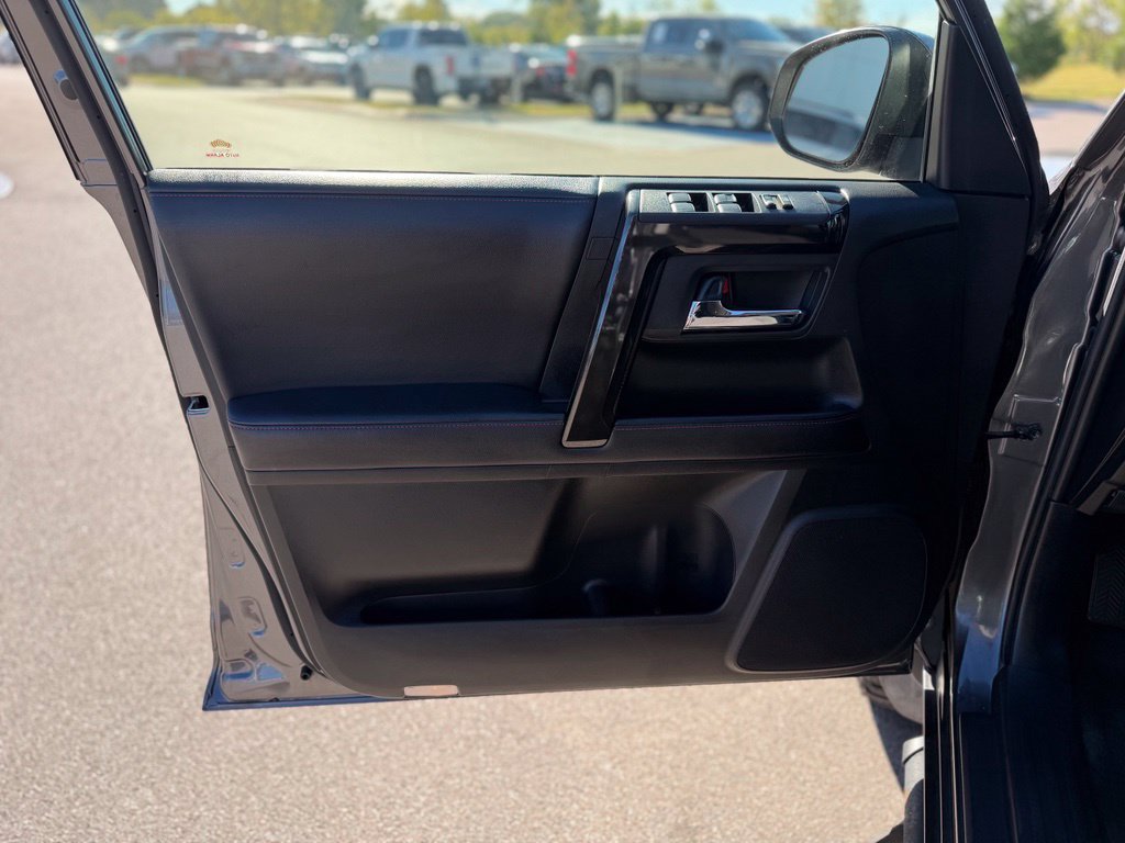 Used 2018 Toyota 4Runner TRD Off-Road AWD/4WD image 23