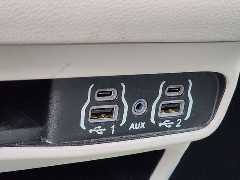 Used 2024 Chrysler Pacifica Touring-L image 23