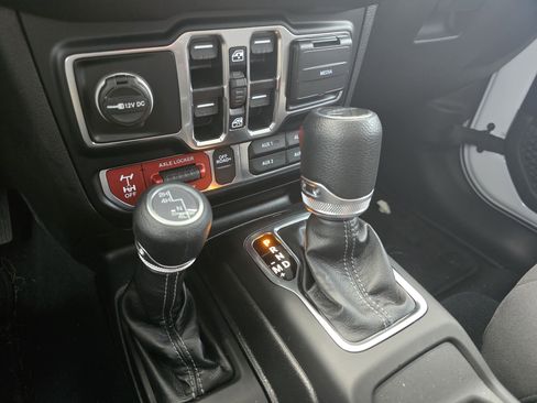 Used 2024 Jeep Gladiator Mojave w/ Technology Group image 22