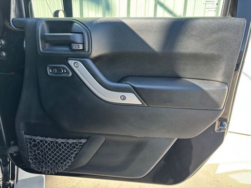 Used 2018 Jeep Wrangler Unlimited Sahara w/ Connectivity Group image 21