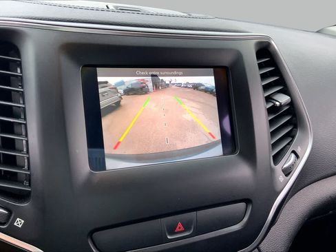 Used 2019 Jeep Cherokee Latitude Plus FWD image 26
