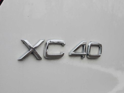 Used 2025 Volvo XC40 B5 Plus image 30