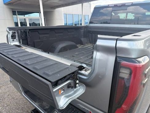 Used 2024 GMC Sierra 2500 AT4 w/ AT4 Premium Plus Package AWD/4WD image 9