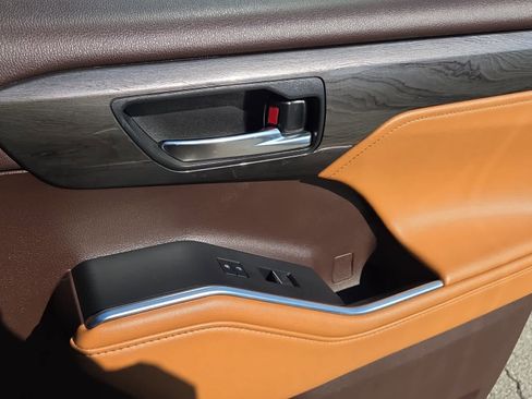 Used 2022 Toyota Highlander Platinum image 24