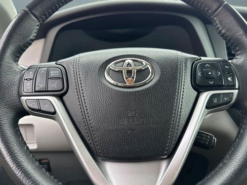Used 2018 Toyota Sienna XLE w/ XLE Navigation Package FWD image 10