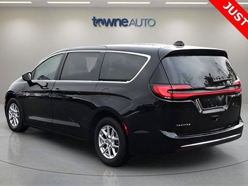 Used 2024 Chrysler Pacifica Touring-L image 4