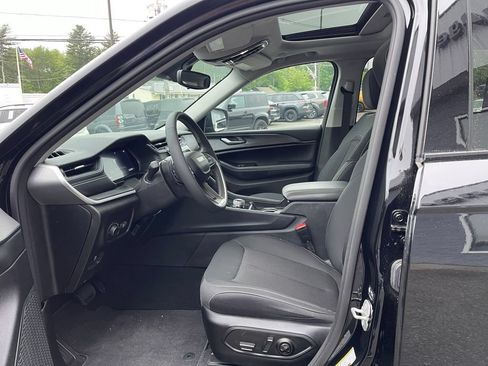 Used 2023 Jeep Grand Cherokee Laredo X AWD/4WD image 10