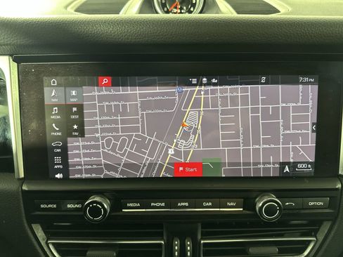 Used 2020 Porsche Macan AWD/4WD image 18