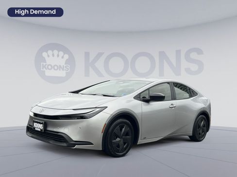 Used 2025 Toyota Prius LE AWD/4WD image 1
