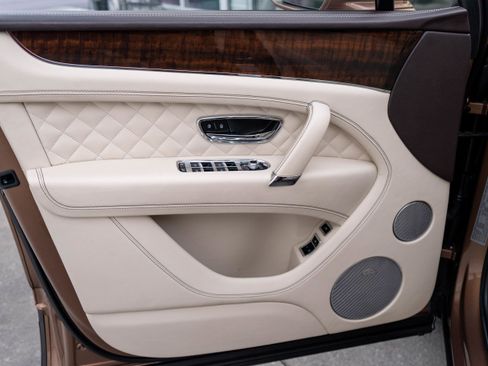 Used 2017 Bentley Bentayga image 10