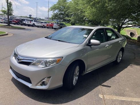 Used 2012 Toyota Camry XLE w/ Leather Pkg FWD image 5