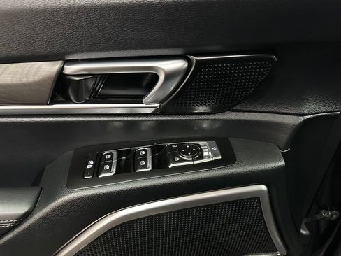 Used 2025 Kia Telluride AWD image 18