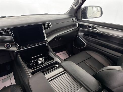 Used 2025 Jeep Wagoneer 4WD image 25