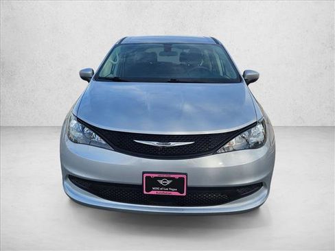 Used 2022 Chrysler Voyager LX image 2