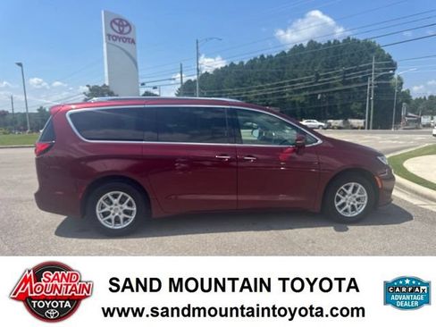 Used 2021 Chrysler Pacifica Touring-L FWD image 2
