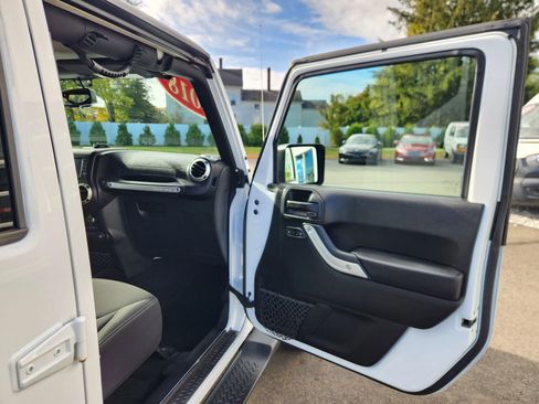 Used 2018 Jeep Wrangler Unlimited Sahara AWD/4WD image 34