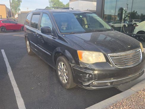Used 2013 Chrysler Town & Country Touring FWD image 4