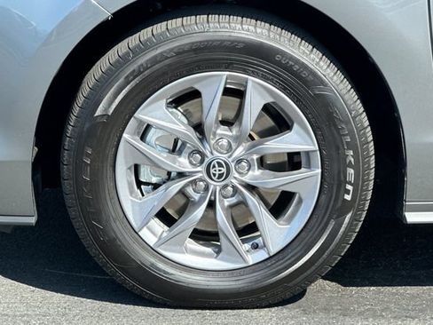 Certified 2026 Toyota Sienna XLE FWD image 32