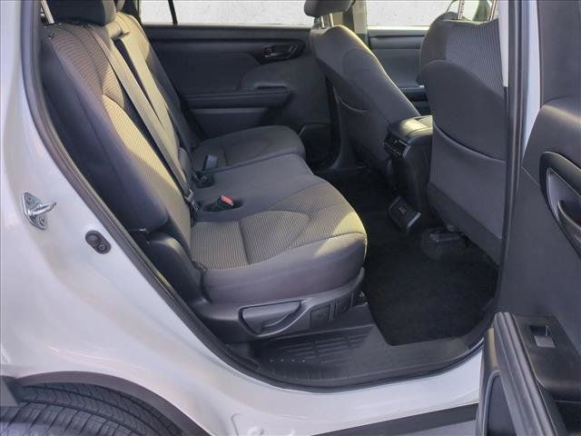 Used 2025 Toyota Highlander LE FWD image 20