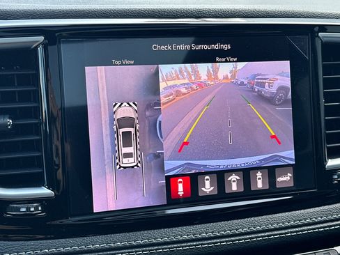 Used 2024 Chrysler Pacifica Limited w/ Uconnect Theater Family Group image 20